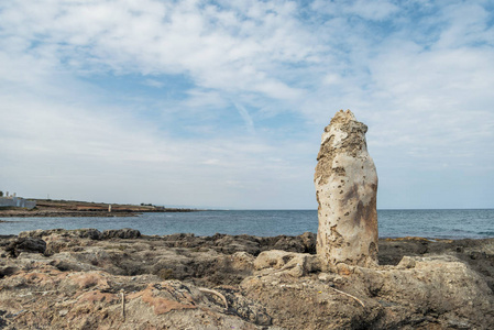 意大利奥图尼萨伦托的Creta Rossa海滩及其海湾