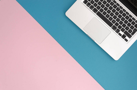 tredndy 蓝色和粉红色的两个颜色充满活力的双色调背景与笔记本电脑