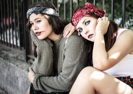 两个女孩在户外的肖像. 困难青少年坏学生的概念. 青年亚文化的代表.