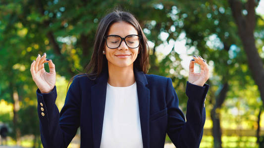 女孩拒绝压力, 并采取的情况下, 平静下来, 深呼吸.