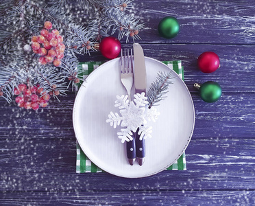 餐叉刀圣诞树枝木制背景雪图片
