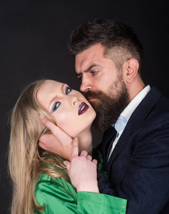 带着胡子的男人抱着长头发的女人.恋爱中的一对样式图标.