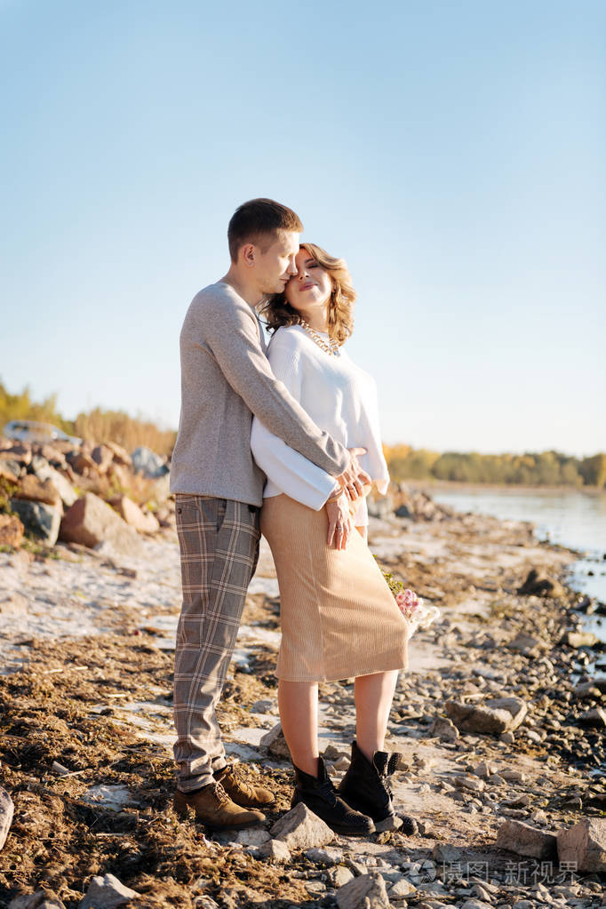 幸福的情侣一起走着在婴儿的月亮上走着