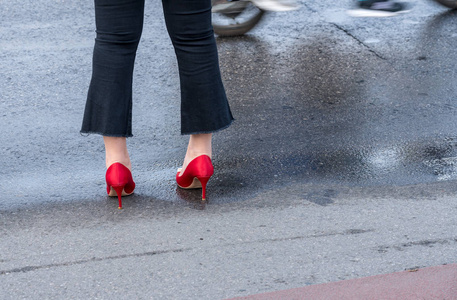 中国妇女在北京穿牛仔裤和红色高跟鞋