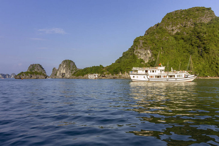 哈龙湾降龙湾亚洲热门旅游目的地的美丽全景。 越南南海的顿金湾。