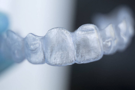 隐形塑料支架牙齿对齐器正畸矫直器。