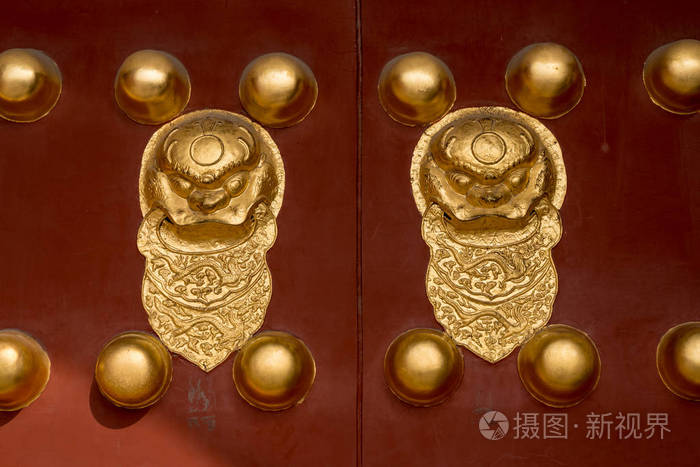 北京紫禁城大门上的狮子敲门砖
