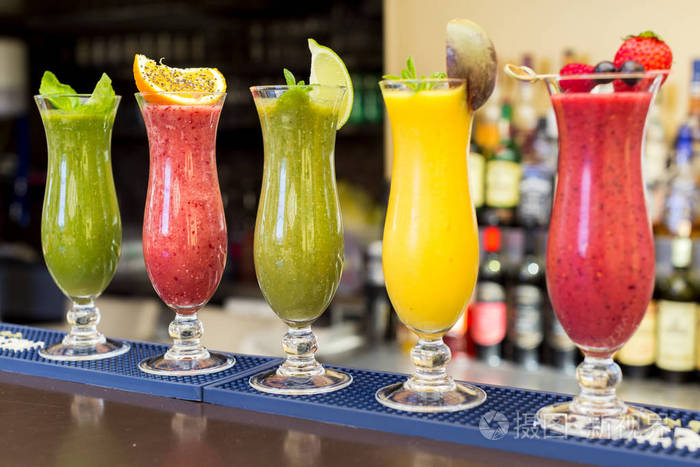 新鲜彩色果汁冰沙紫罗兰绿黄橙红热带水果