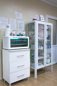 内部专业配备和现代设计的小型牙科办公室。