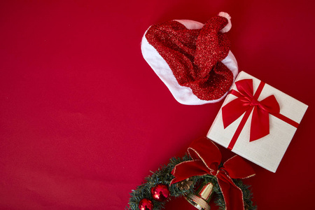 购物与礼品盒和扳手的杉树与装饰在红色背景。 圣诞节和新年销售。