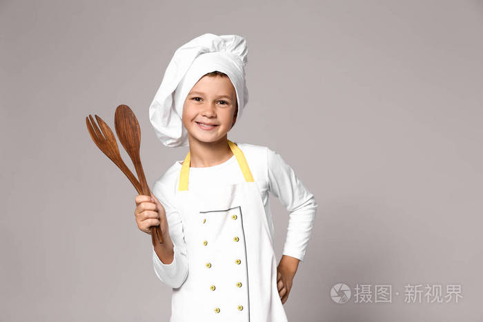 灰色背景上可爱的小厨师