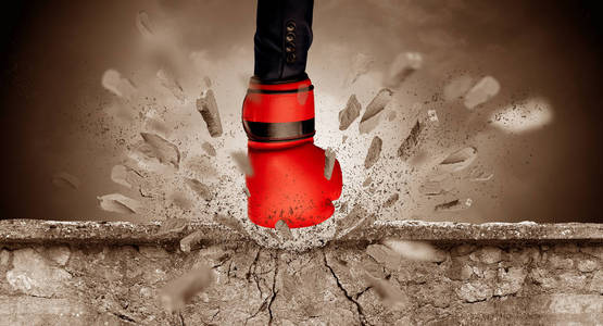 触击手触击剧烈并且打破石墙照片