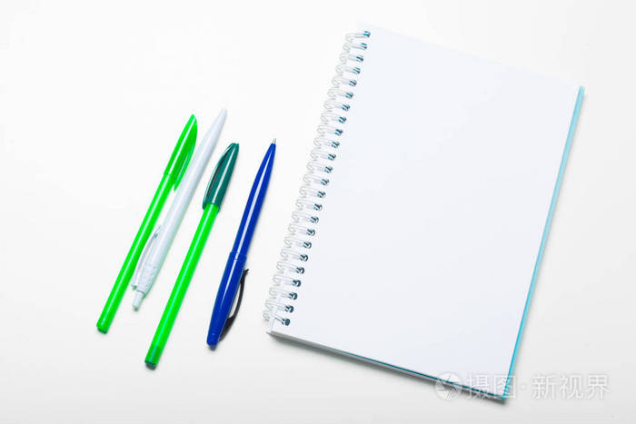 笔记本和圆珠笔在白色背景上隔离
