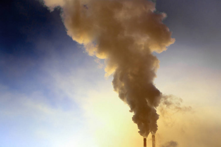 来自工厂管道的烟雾对抗蓝天。 美国石油和天然气加工厂煤炭开采和矿物的概念