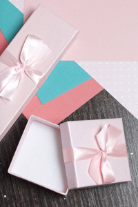 包装礼物。 礼品盒。 包装用彩色纸。