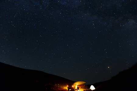 具有星星背景的美丽夜空