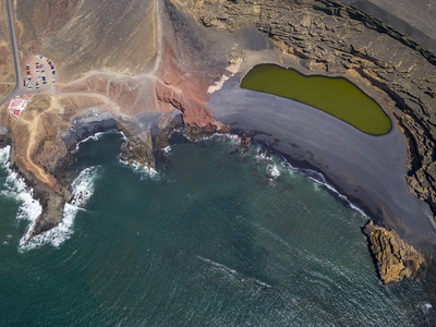 鸟瞰查科德洛斯陈词滥调，一个小的咸水湖，一个翡翠绿色的颜色设置在一个黑色的鹅卵石海滩视图的岩层与湖面。 拉纳扎罗特加那群岛西班牙