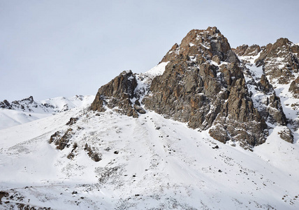 哈萨克斯坦阿拉木图扎伊里阿拉泰山脉高岩石山，积雪