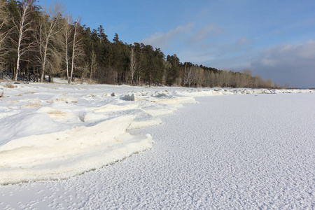 俄罗斯西伯利亚奥比河水库结冰