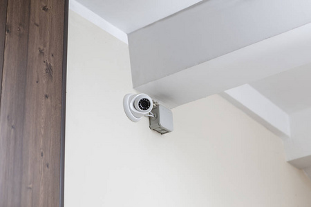 闭路电视摄像机在墙上。 监控多层建筑或私人住宅的安全。 安全机构