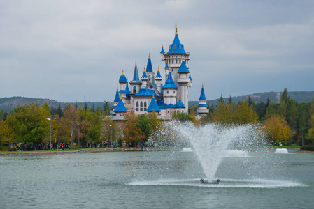 土耳其童话城堡，已成为埃斯基希尔的象征。 萨佐瓦公园或科学艺术文化公园。 池塘里美丽的喷泉。