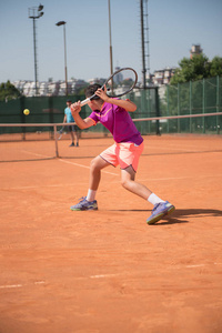 年轻的网球运动员反手击球