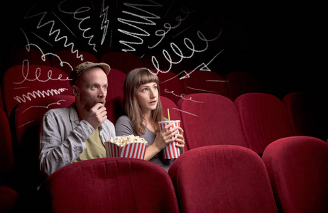 电影可爱的情侣在电影院看电影可爱的情侣在电影院看电影涂鸦电影院接