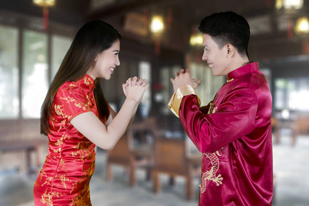 幸福的中国夫妇站在家里互相祝贺的画面