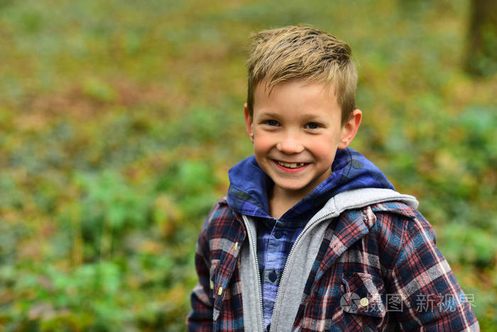 小男孩快乐地微笑着在户外.快乐的小男孩.微笑的孩子.