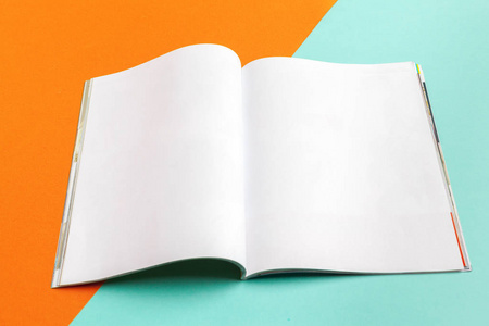 在明亮的背景下收藏杂志或目录图片