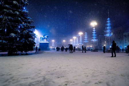 萨格勒布主要广场在晚上与圣诞树在下雪期间, 克罗地亚