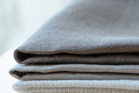 制造工业纺织灰色毛巾桩木背景上孤立