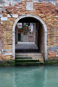 威尼斯，意大利街景，旧砖墙和庭院入口