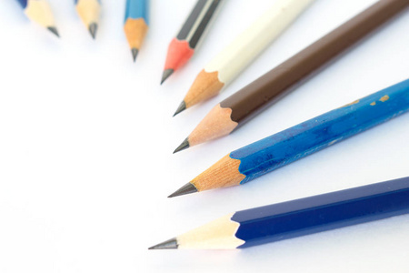 铅笔，黑色，蓝色，棕色，白色背景的工具艺术