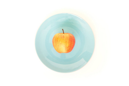 红苹果在盘子上，蓝色顶部，专注于白色背景