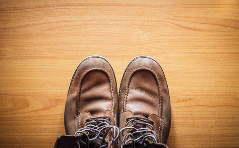 木制顶部的棕色皮鞋