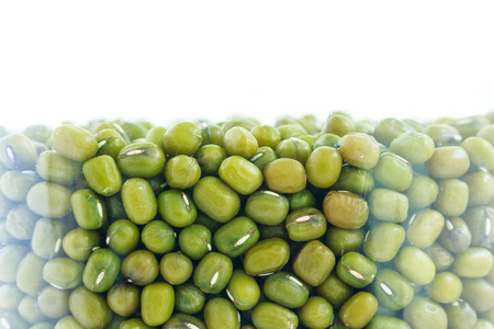 白色背景玻璃瓶中的绿豆绿照片