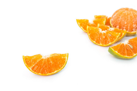 白色背景新鲜的橙片水果