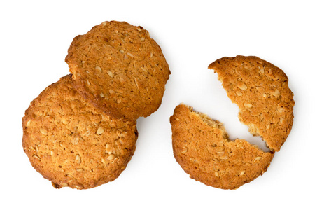 燕麦片饼干在白色背景下被切成两半。 从顶部的视图。