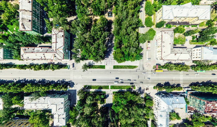 与空中城市景观, 十字路口, 道路, 房屋, 建筑物, 公园及停车场.