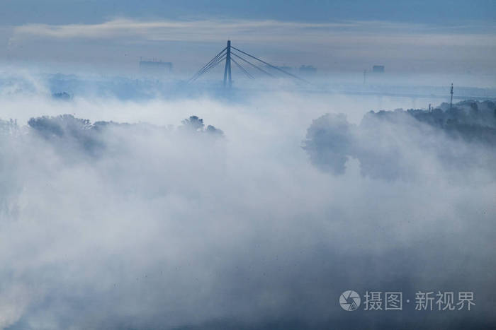 雾蒙蒙的早晨鸟瞰河雾中有一座桥乌克兰基辅