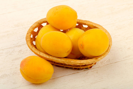 木制背景上成熟的甜杏