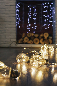 圣诞花环模糊灯光背景与金色和紫色壁炉背景选择焦点