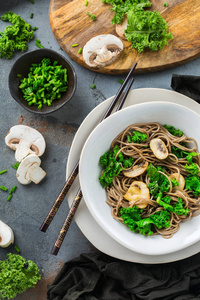 荞麦荞麦面豆腐汤配料为亚洲中国日本韩国越南菜。 顶部视图平面布局厨房烹饪背景