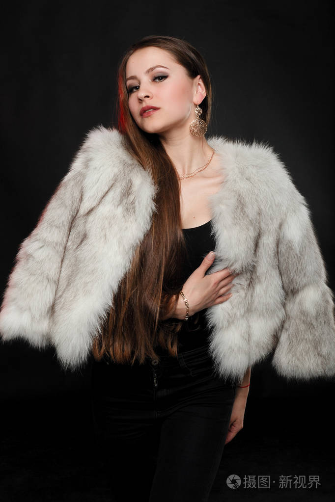 穿着毛皮外套的棕色长发的奢侈女孩. 白雪皇后. 冷酷的女孩.