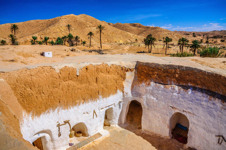 突尼斯撒哈拉沙漠传统伯伯贝都因住宅的景观。