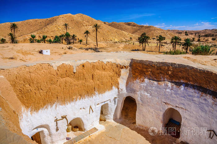 突尼斯撒哈拉沙漠传统伯伯贝都因住宅的景观.