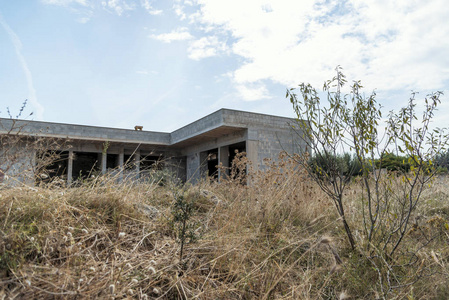 夏天在农村废弃的建筑物图片