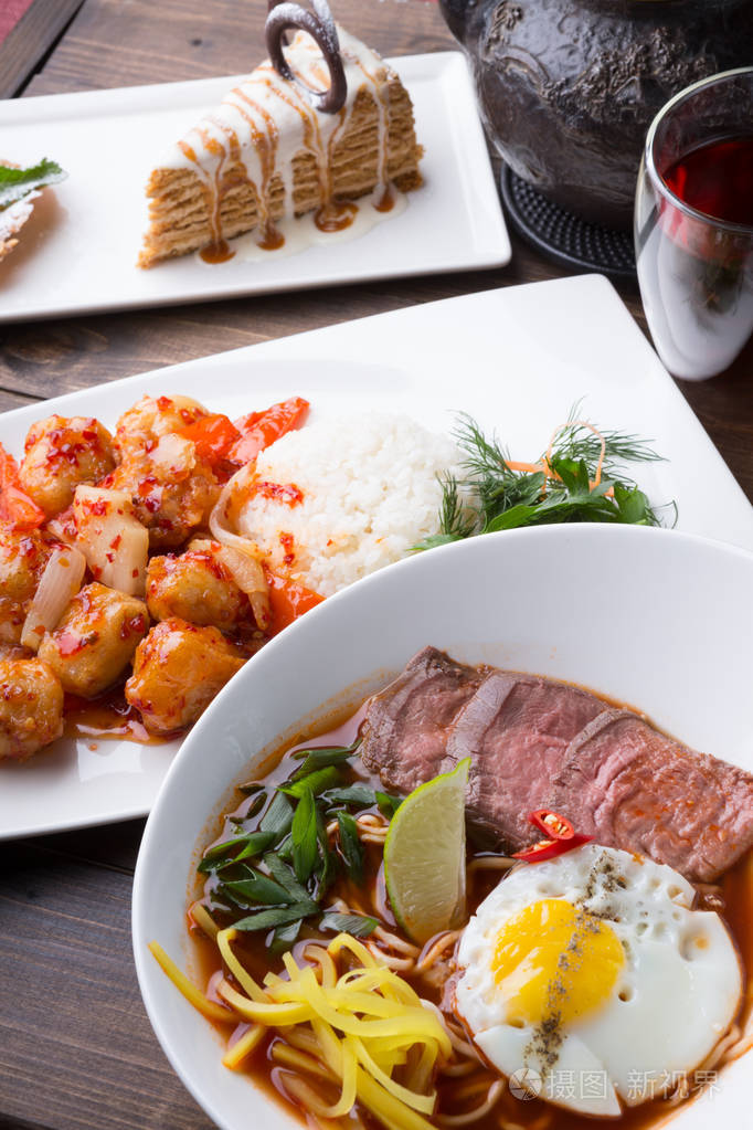 拉面汤炒甜鸡与米饭和蜂蜜蛋糕与茶午餐套餐.