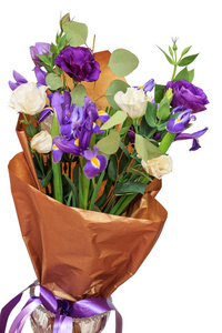美丽的紫色和白色的花束，白色的背景上有包装纸和丝带